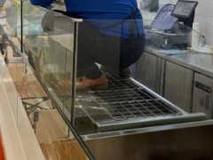 盒马一门店员工被曝穿皮鞋站熟食铁板上 食品安全底线何在？