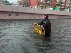 沈阳男子回应开车时水漫过大腿 社区书记雨中坚守