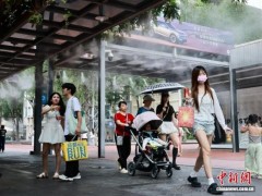 成都东郊记忆景区开启水雾降温装置 应对持续高温天气